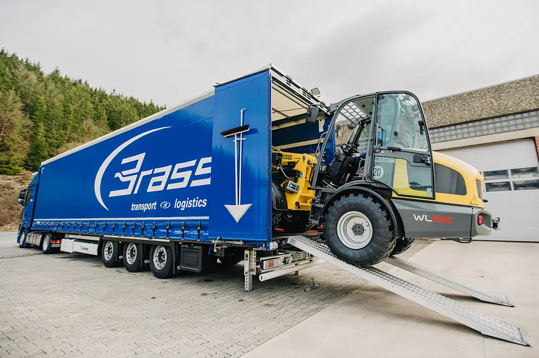 LKW-Auflieger mit Radlader