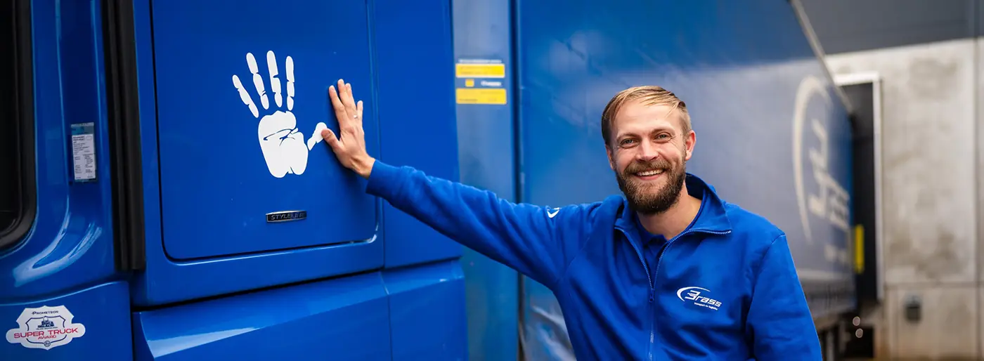 Fahrer klatscht die Hand auf dem LKW ab